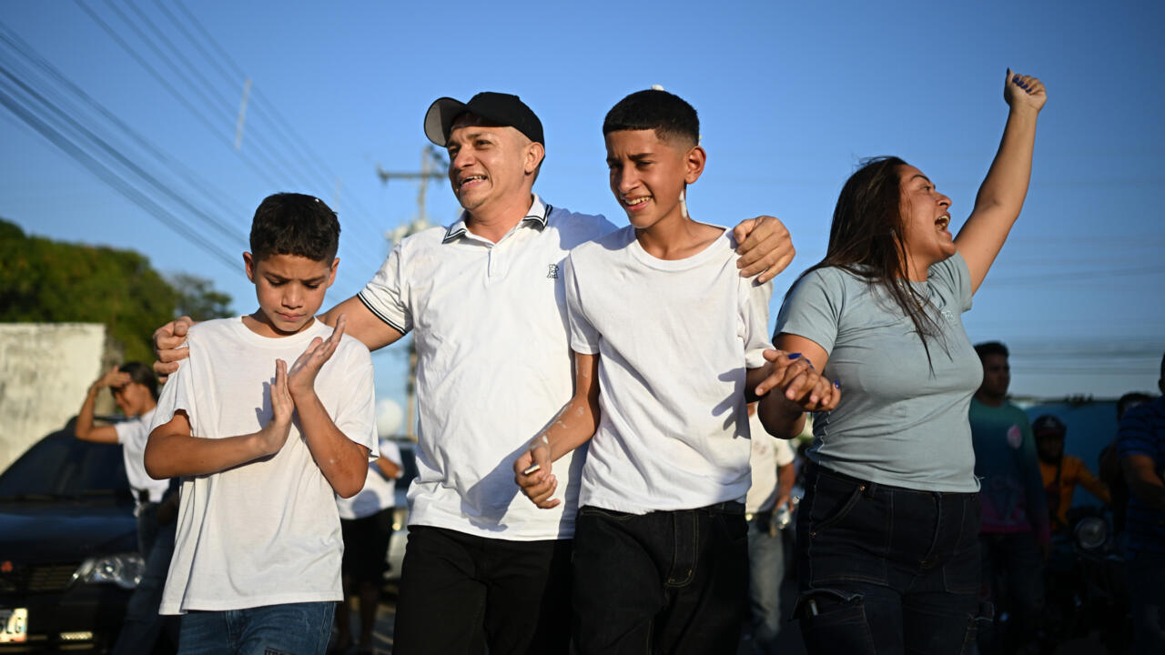 Abrazos, algarab&iacute;a y espuma: exprisionero pol&iacute;tico vuelve a casa tras aminist&iacute;a en Venezuela